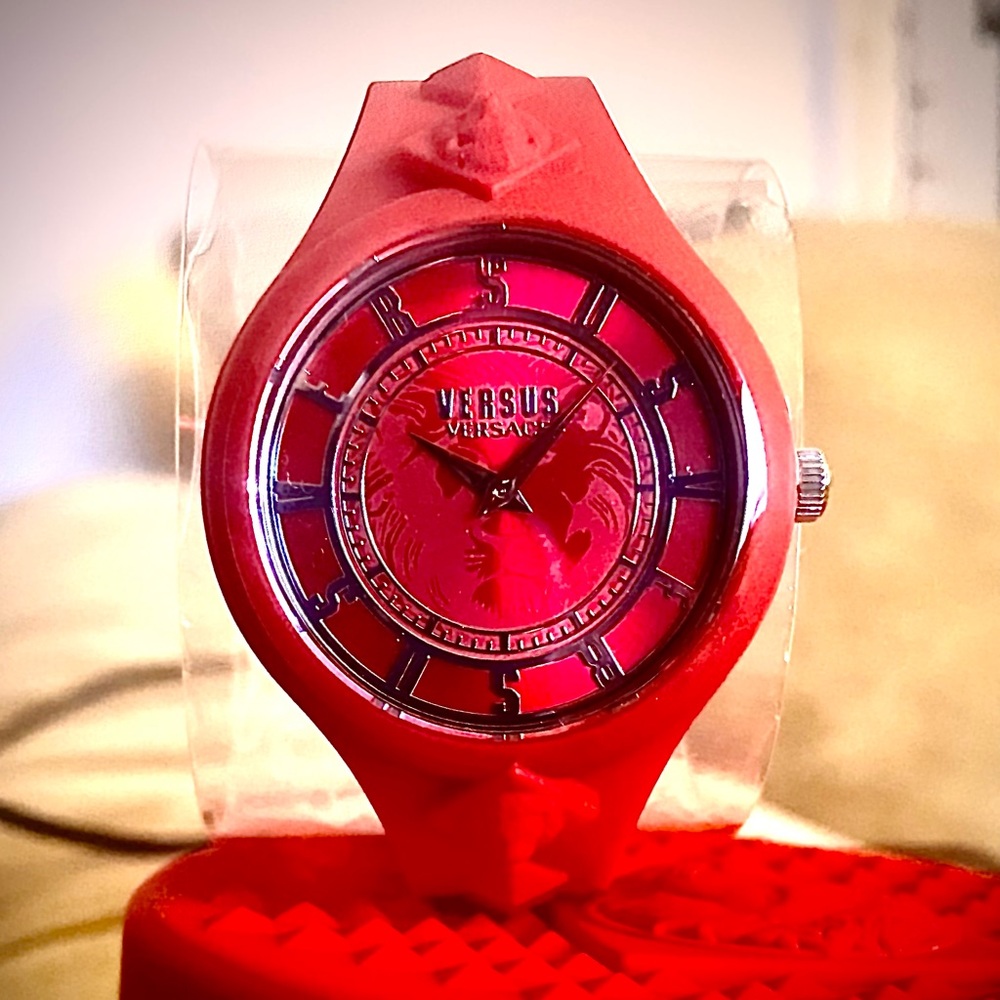 NWT VERSACE VERSUS WATCH BRAND NEW NEVER BEEN WORN IN MINT CONDITION.